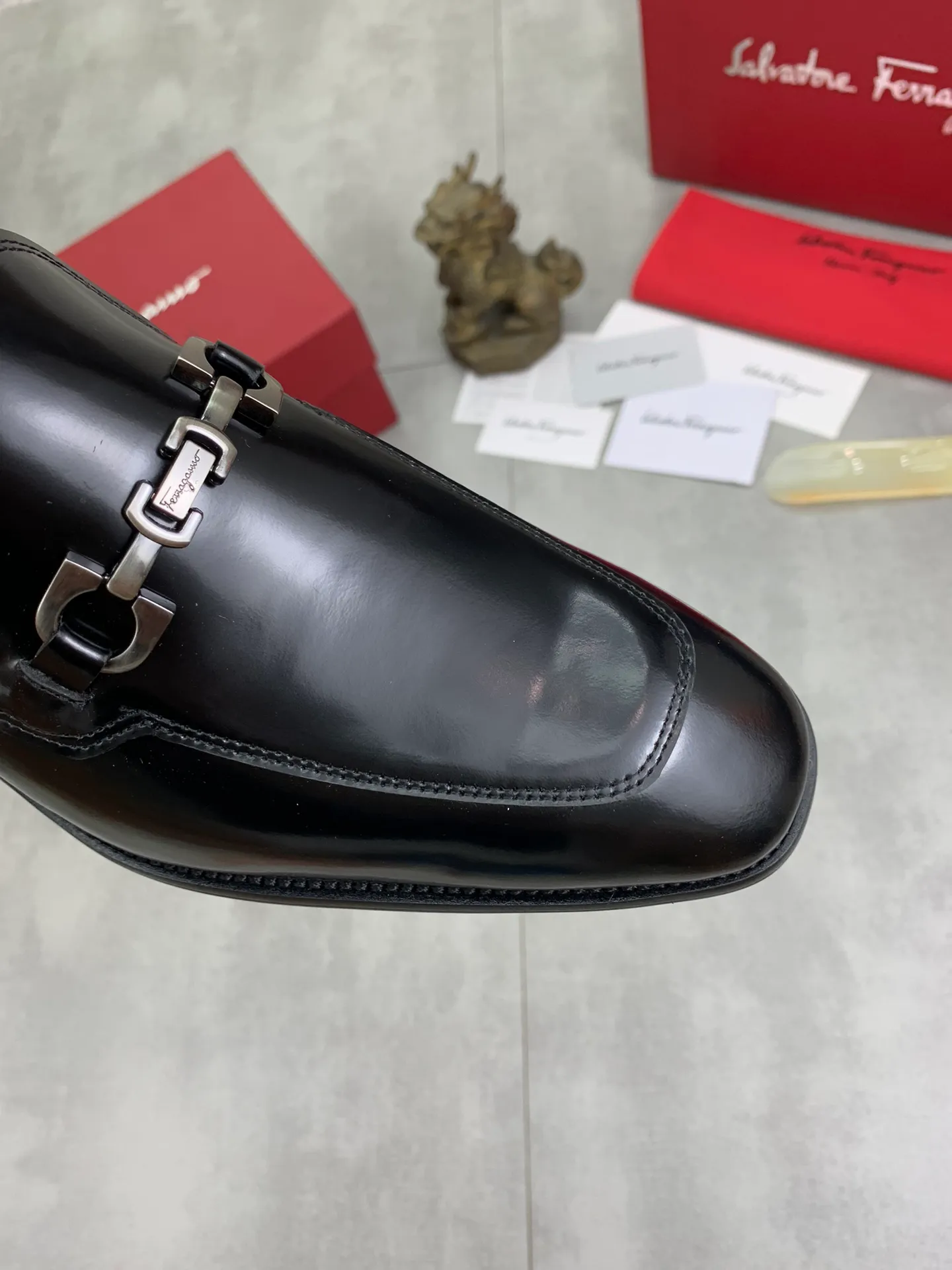 Men's Men's Shoes 💰P460💰[New Style] Water-dyed Niuli 🆘[Salvatore Ferragamo] Ferragamo's latest casual business leather shoes for men! Available at counters simultaneously! The fabric is made of specially imported original pebbled calfskin, and the lining is made of imported water-dyed cowhide. It is absolutely luxurious and leads the fashion trend. Matching code: 38-45 (46 can be customized) Black, brown and burgundy colors available